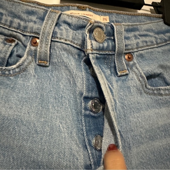 Levi's Women's Wedgie Fit Straight Leg distressed Jeans Size 25 - Picture 8 of 11